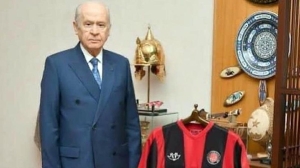 fatih-karagumruk-mhp-baskani-devlet-bahceliyi-paylasti-kulubumuze-uye-olma-karari-buyuk-sevincle-karsilandi-9LwIknUI.jpg