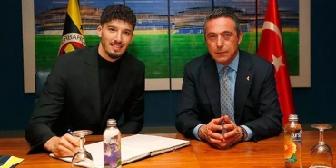 ali-koc-yeni-kontrata-imza-atan-altay-bayindiri-yere-goge-sigdiramadi-ornek-bir-futbolcu-Bg4WHmwN.jpg