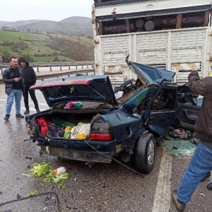 araba-kamyona-geriden-carpti-2-kisi-oldu-6-kisi-yaralandi-CfXATjEb.jpg