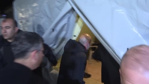 cumhurbaskani-adayi-kilicdaroglu-sarsinti-bolgesinde-geceyi-cadirda-yer-yataginda-geciriyor-bir-kiz-anne-ayagim-yok-derken-anne-senin-ayagim-WckcAYpF.jpg