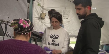 hatayli-depremzede-bayan-sihhat-calisanlarinin-8-mart-dunya-bayanlar-gunu-mesaisi-QcCT1O2q.jpg