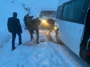 hizan-yolunda-kar-ve-sis-tesirli-oldu-araclar-yolda-kaldi-F4QJbn24.jpg