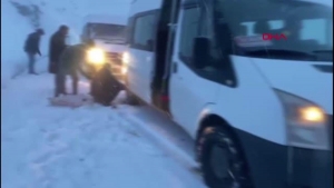 hizan-yolunda-kar-ve-sis-tesirli-oldu-araclar-yolda-kaldi-RWNlq3JG.jpg