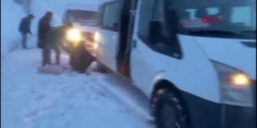 hizan-yolunda-kar-ve-sis-tesirli-oldu-araclar-yolda-kaldi-RWNlq3JG.jpg