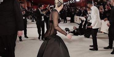 lady-gaga-yere-dusen-basin-mensubunun-elinden-tutup-ayaga-kaldirdi-uUlq8pIj.jpg