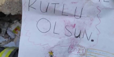 sarsintida-olen-9-yasindaki-mehmet-cizdigi-yilbasi-fotografinda-sarsintisiz-yil-dilemis-uu2YIz3x.jpg