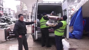 sindirgili-vatandaslar-depremzedeler-icin-seferber-oldu-14IWYsr8.jpg