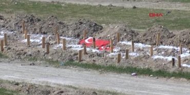 zelzele-mezarlarina-turk-bayragi-asip-mezar-taslarini-yaptirdilar-jsJAfLGi.jpg