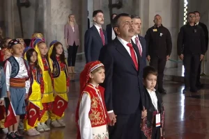 23-nisani-coskuyla-kutlaniyor-bakan-tekin-cocuklarla-anitkabiri-ziyaret-etti-vBZZ57Qz.jpg