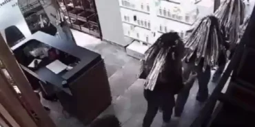 62lik-sarsintiya-saclarini-boyatirken-yakalandilar-FILxEA8f.jpg