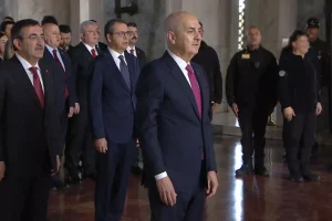anitkabirde-23-nisan-toreni-devlet-erkani-ataturkun-mozolesine-celenk-birakti-ZyVSrMzN.jpg