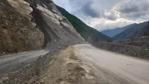 artvin-ardahan-yolu-heyelanlar-nedeniyle-kapandi-CDvAYgk1.jpg
