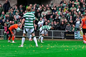 celtic-taraftarindan-farkli-protesto-5-gollu-macta-alana-mandalina-attilar-NdbAk6fD.jpg