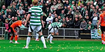 celtic-taraftarindan-farkli-protesto-5-gollu-macta-alana-mandalina-attilar-NdbAk6fD.jpg