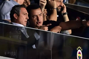 fenerbahcede-kriz-derbi-sonrasi-idare-ikiye-bolundu-ATFCYvfF.jpg