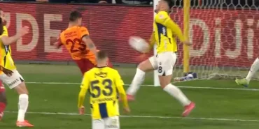hakemi-var-uyardi-iste-galatasarayin-fenerbahce-derbisinde-kazandigi-penalti-maA6mF4P.jpg