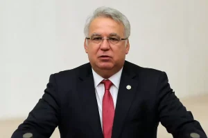 imamoglunun-gozaltina-alinmasina-reaksiyon-gosteren-ak-partili-huseyin-kocabiyik-ihrac-edildi-yhPPB5OR.jpg
