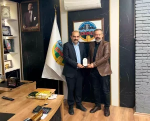 kizilaydan-diko-liderine-tesekkur-plaketi-Q9YAxnLy.jpg