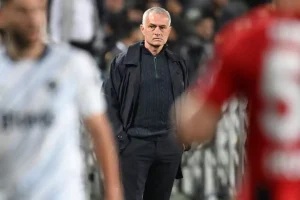 mourinho-hakem-kararlarina-isyan-etti-tekrar-canimiz-yandi-QWxkjRps.jpg