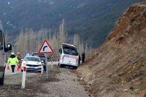 oltuda-trafik-kazasi-1-meyyit-11-yarali-HDm7663X.jpg