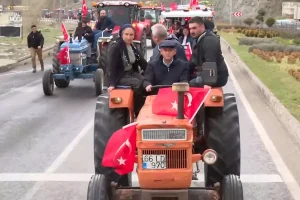 ozgur-ozel-mitinge-traktorle-gitti-mzNtVCdD.jpg