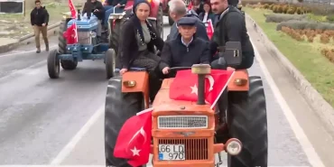 ozgur-ozel-mitinge-traktorle-gitti-mzNtVCdD.jpg
