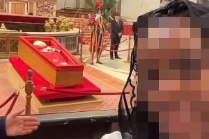 papaya-buyuk-saygisizlik-naasinin-onunde-selfie-cektiler-8SJMCf1y.jpg