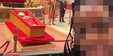 papaya-buyuk-saygisizlik-naasinin-onunde-selfie-cektiler-8SJMCf1y.jpg