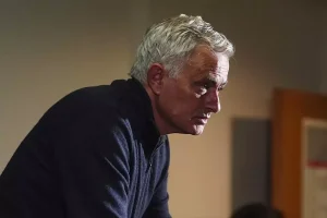 rekora-kosuyor-mourinho-gordugu-kartlarla-futbolcularini-solladi-hHM5bmE4.jpg