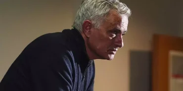 rekora-kosuyor-mourinho-gordugu-kartlarla-futbolcularini-solladi-hHM5bmE4.jpg