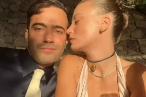 serenay-sarikaya-ve-mert-demir-havalimaninda-dudak-dudaga-x2TiWkAb.jpg