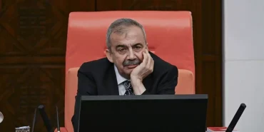 sirri-sureyya-baskan-evli-mi-KivXjdpE.jpg