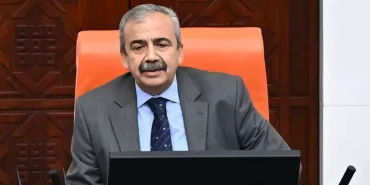 sirri-sureyya-baskan-kimdir-kac-yasinda-aslen-nereli-gZdVYeiF.jpg