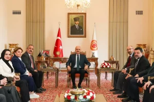 tubaftan-tbmm-baskani-kurtulmusa-ziyaret-gazetecilerin-ailelerine-gri-pasaport-talebi-lw8A61ci.jpg