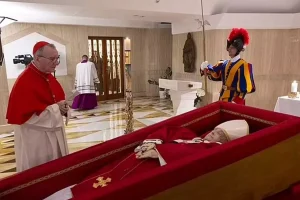 vatikan-papa-francisin-acik-tabuttaki-fotograflarini-yayinladi-26tp46jp.jpg