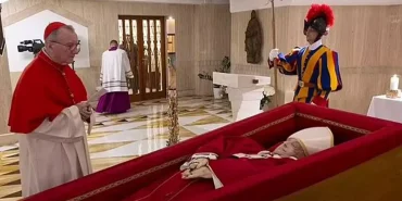 vatikan-papa-francisin-acik-tabuttaki-fotograflarini-yayinladi-26tp46jp.jpg