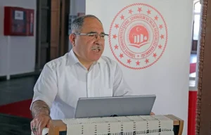 muglada-universite-ogrencileri-atik-materyallerden-kilim-dokudu-x2OSrnGO.jpg