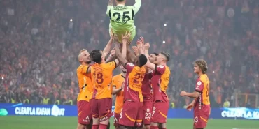 galatasarayda-fernando-muslera-omuzlarda-tasinarak-veda-etti-FazxvJA2.jpg