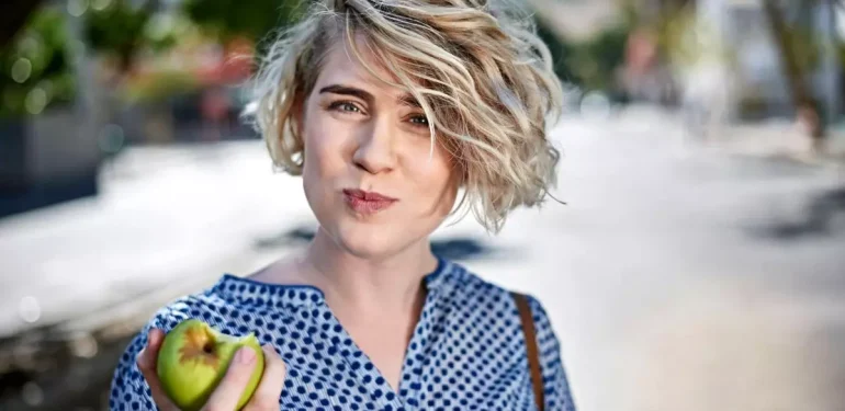 Her gün bir elma yemek sıhhatimiz için hakikaten yararlı mı?