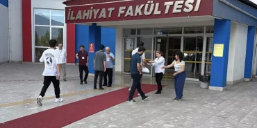 polis-trafik-gruplari-ogrencilere-yardim-etti-8njpjQ8X.jpg