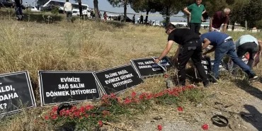 tirede-emekciler-kazada-olen-arkadaslari-icin-hareket-duzenledi-Sp21D74l.jpg