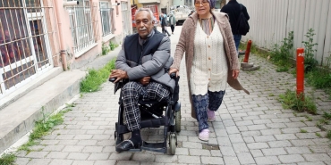 ali-mamaya-akulu-sandalye-ikram-edildi-eTYmaWMn.jpg