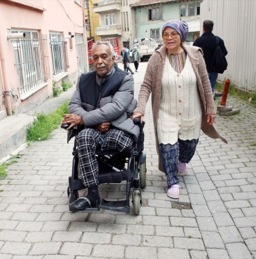 ali-mamaya-akulu-sandalye-ikram-edildi-eTYmaWMn.jpg