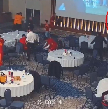 galatasarayli-futbolcular-fenerbahce-gol-yiyince-sevincten-cildirmis-eline-sandalye-alip-kosan-bile-var-6hfc5B72.jpg
