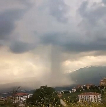 inegolde-saganak-ve-dolu-hayati-olumsuz-etkiledi-Ojxm3XLv.jpg