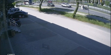 inegolde-trafik-aksadi-demir-kafes-yola-dustu-P1Kvq3sO.jpg