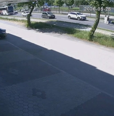 inegolde-trafik-aksadi-demir-kafes-yola-dustu-P1Kvq3sO.jpg