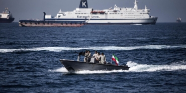 iran-hurmuz-bogazinda-25-gemiyi-gecise-musaade-verdi-4KnIXnam.jpg