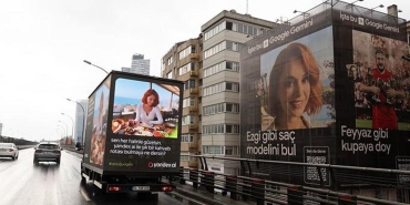 istanbulda-yapay-zek-nin-iki-farkli-yuzu-billboardlara-tasindi-GAYgnIiT.jpg