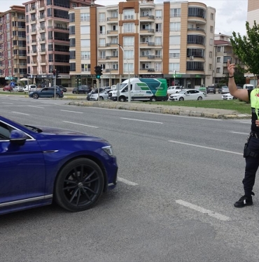 kurban-bayraminda-edremitte-agir-trafik-NJWCqgCB.jpg